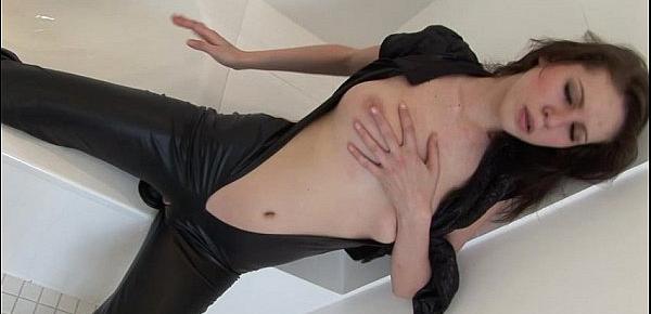  Eroberlin leather fetish teen fickt Fotze tits young girl bathroom Claudie Jazz
